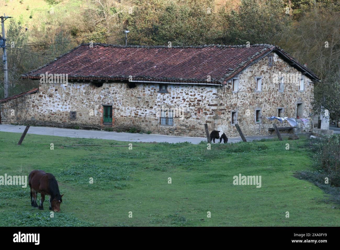 Una casa basca rurale in un ambiente di campagna. Foto Stock