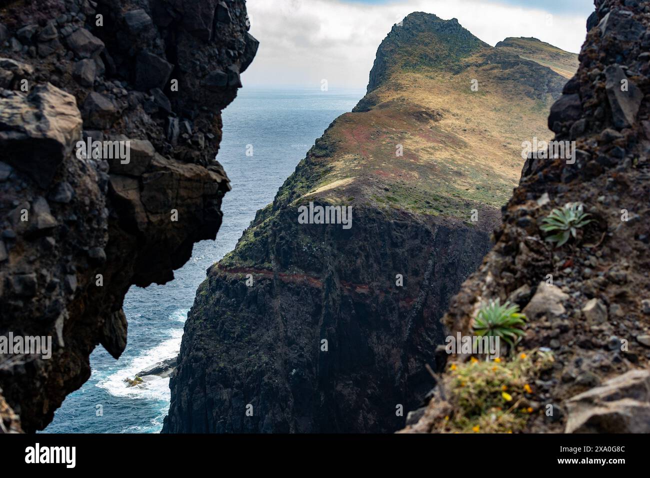 Paesaggio roccioso della costa oceanica di Madeira Foto Stock