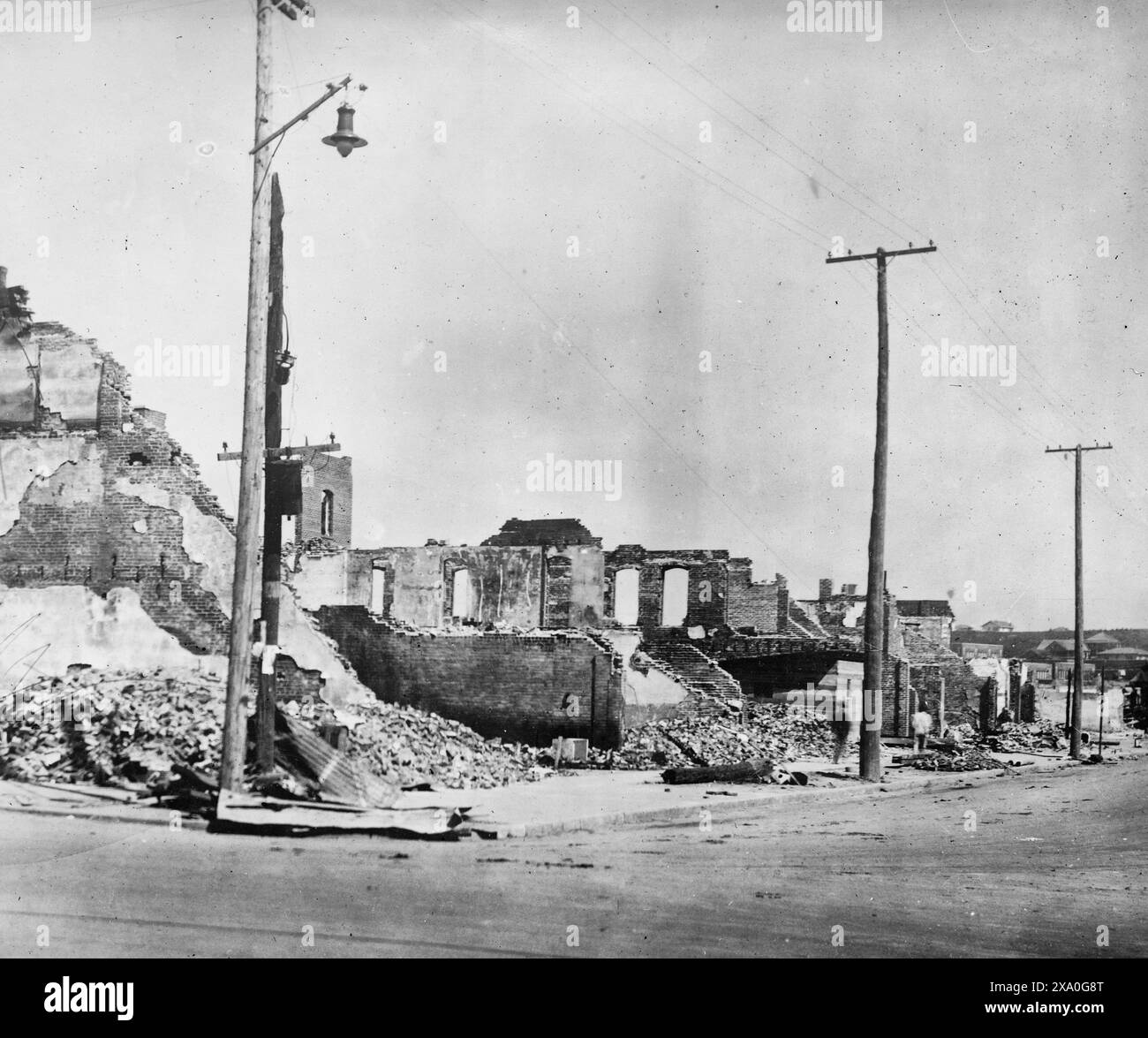 Williams Bldg., lato ovest della 100 blk. N. Greenwood Tulsa, Oklahoma dopo le rivolte razziali, giugno 1921 - la fotografia mostra le rovine dell'edificio Williams Confectionary dopo il massacro di Tulsa Race, chiamato anche Tulsa Race Riot, quando una folla bianca attaccò il quartiere Greenwood prevalentemente afroamericano di Tulsa, Oklahoma Foto Stock