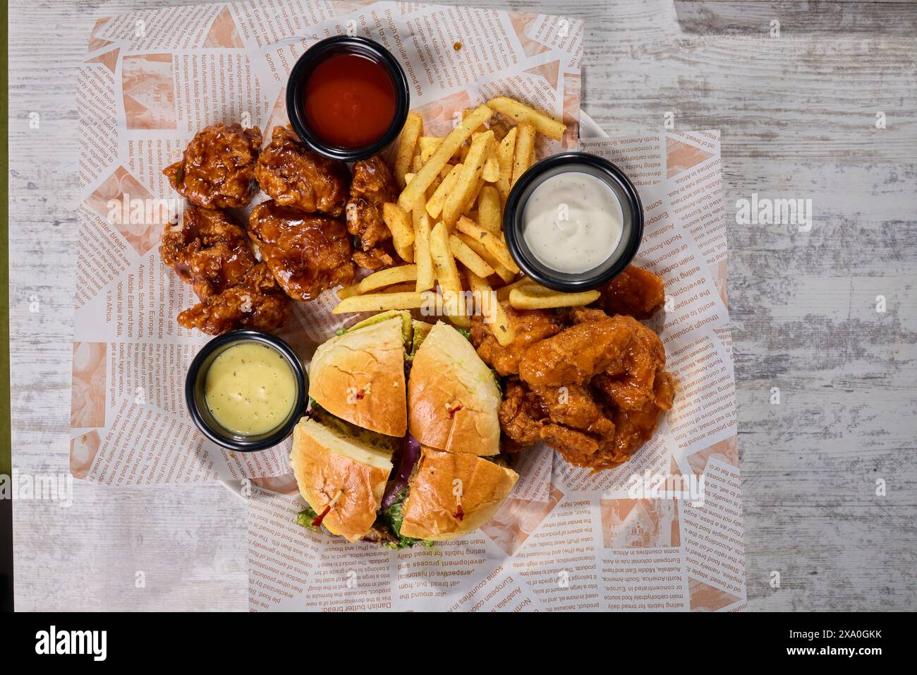 Un piatto di ali di pollo, patatine fritte e dipsv Foto Stock