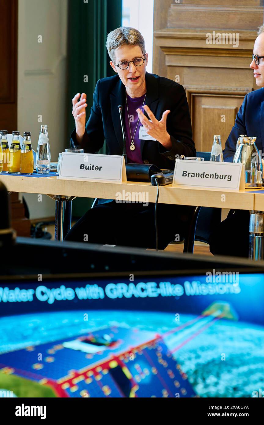 Susanne Buiter - dialogo spaziale USA-Germania im BMWK EUR, Deutschland, Berlino, 03.06.2024: Susanne Buiter - GFZ die deutsche und die amerikanische Raumfahrtagentur messen mit Gravity Recovery and Climate Experiment - Continuity kurz GRACE-C das Schwerefeld aus dem All. In den letzten 20 Jahren Hat Deutschland mehr als 15 Milliarden Tonnen Wasser verloren. Seit über 20 Jahren helfen Messungen von satelliten, den Wasserhaushalt der Erde zu verstehen. AM 17. März 2002 starteten die ersten beiden satelliten im Rahmen der GRACE-Mission. Die Daten der Missionen GRACE 2002-2017 und GRACE-FO 2018 bis heu Foto Stock