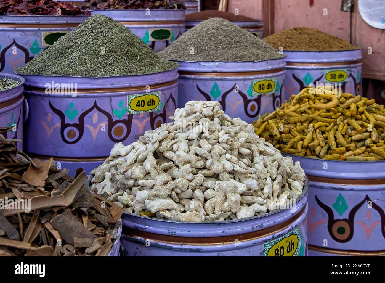 Bancarelle di Marrakech con barattoli di spezie in vendita come zenzero, menta, cumino e con prezzi fissati nella valuta marocchina chiamata dirham Foto Stock