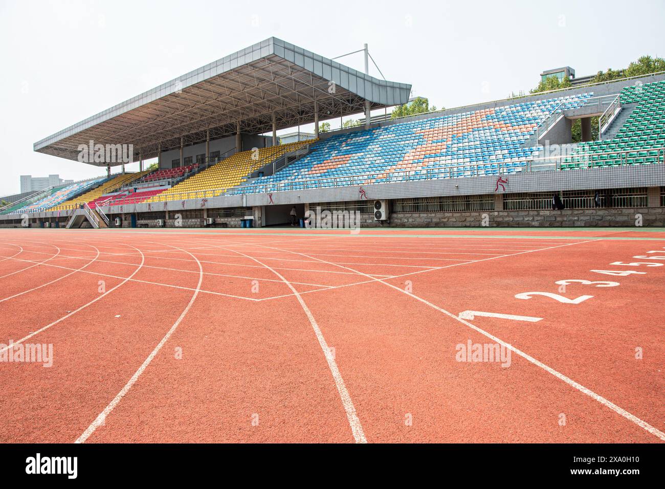 La pista rossa di un'università di Wuhan è adagiata su un'enorme piattaforma di osservazione Foto Stock