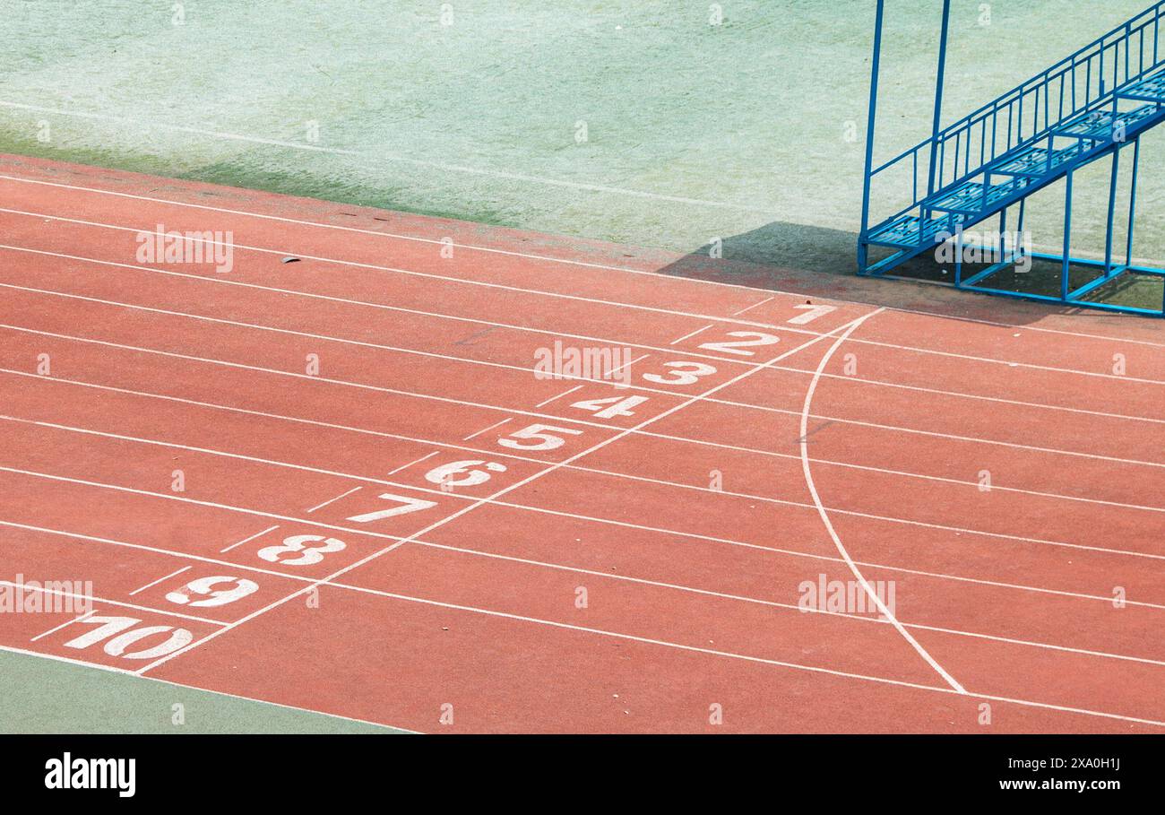 La pista rossa di un'università di Wuhan è adagiata su un'enorme piattaforma di osservazione Foto Stock