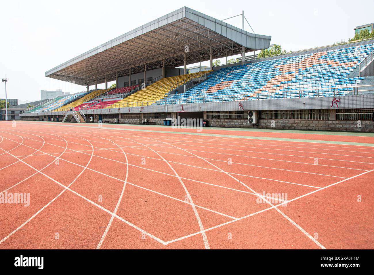 La pista rossa di un'università di Wuhan è adagiata su un'enorme piattaforma di osservazione Foto Stock