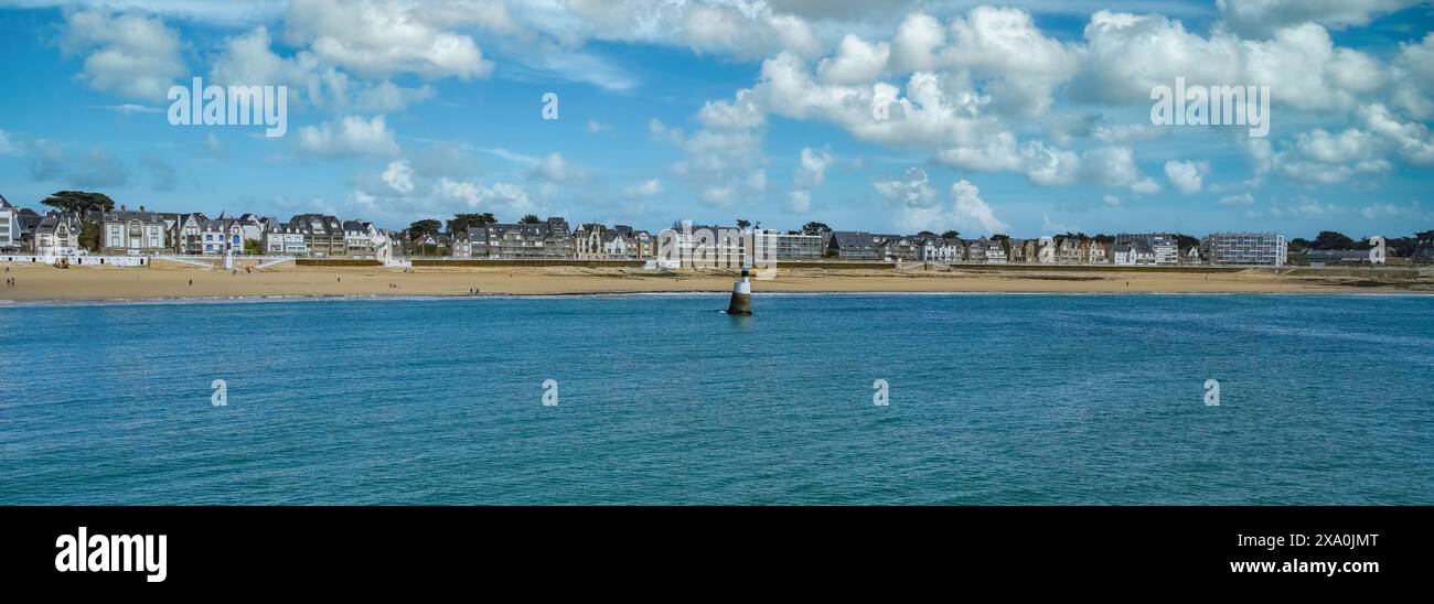 Quiberon in Bretagna, la spiaggia di Port-Maria, con il faro Foto Stock