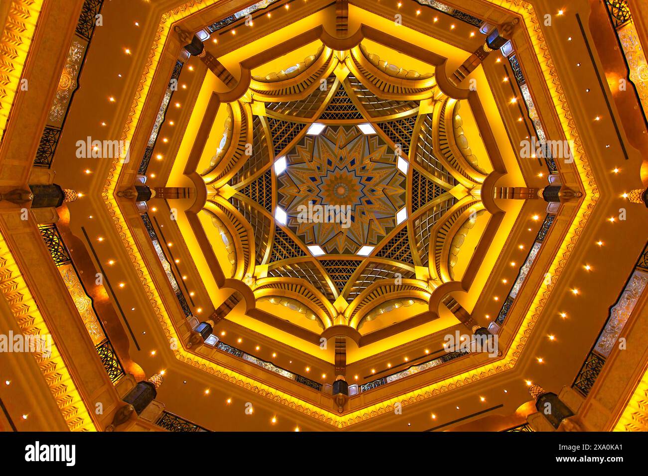 Un'inquadratura ad angolo basso del soffitto dell'Emirates Palace Hotel, Abu Dhabi Foto Stock