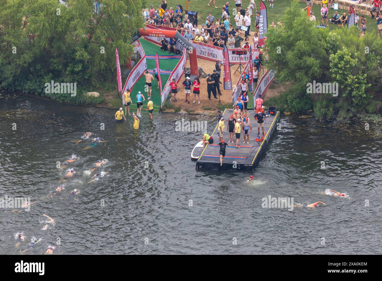 Nuota all'inizio e alla fine del triathlon olimpico di Austin nel lago Ladybird, Austin Texas. Foto Stock