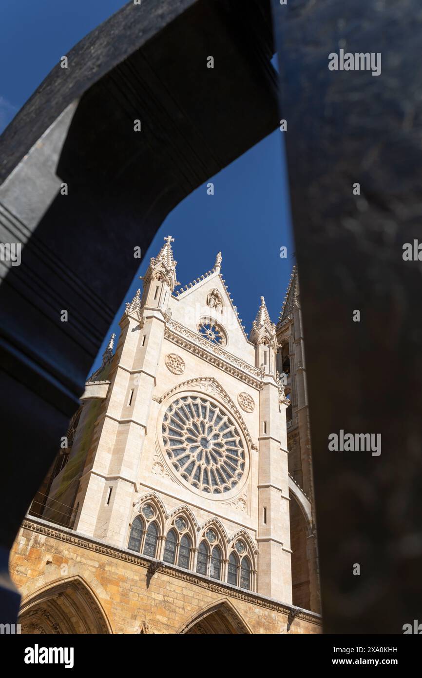 Europa, Spagna, León, Cattedrale di Santa María de León che mostra la facciata frontale incorniciata da una scultura moderna Foto Stock