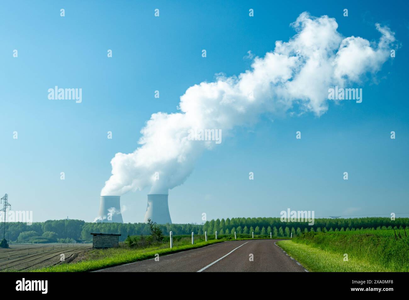 Vista sulle torri di raffreddamento della centrale nucleare centrale termoelettrica in cui la fonte di calore è il reattore nucleare, Francia, Europa, fonte di energia a basso costo Foto Stock