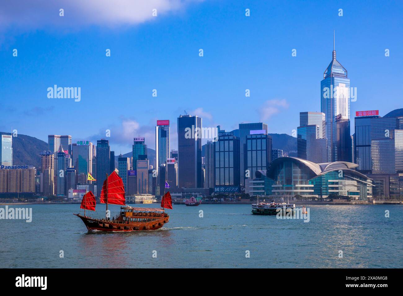 Una giunca a vela rossa nel porto di Hong Kong, Hong Kong, regione amministrativa speciale di Hong Kong della Repubblica popolare cinese, Repubblica popolare cinese Foto Stock