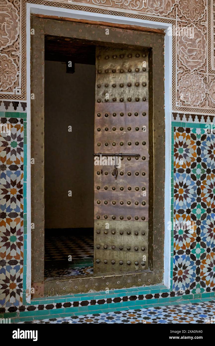 Una vista esterna dell'angolo di Ben Youssef Madrasa a Marrakech, Marocco. Foto Stock
