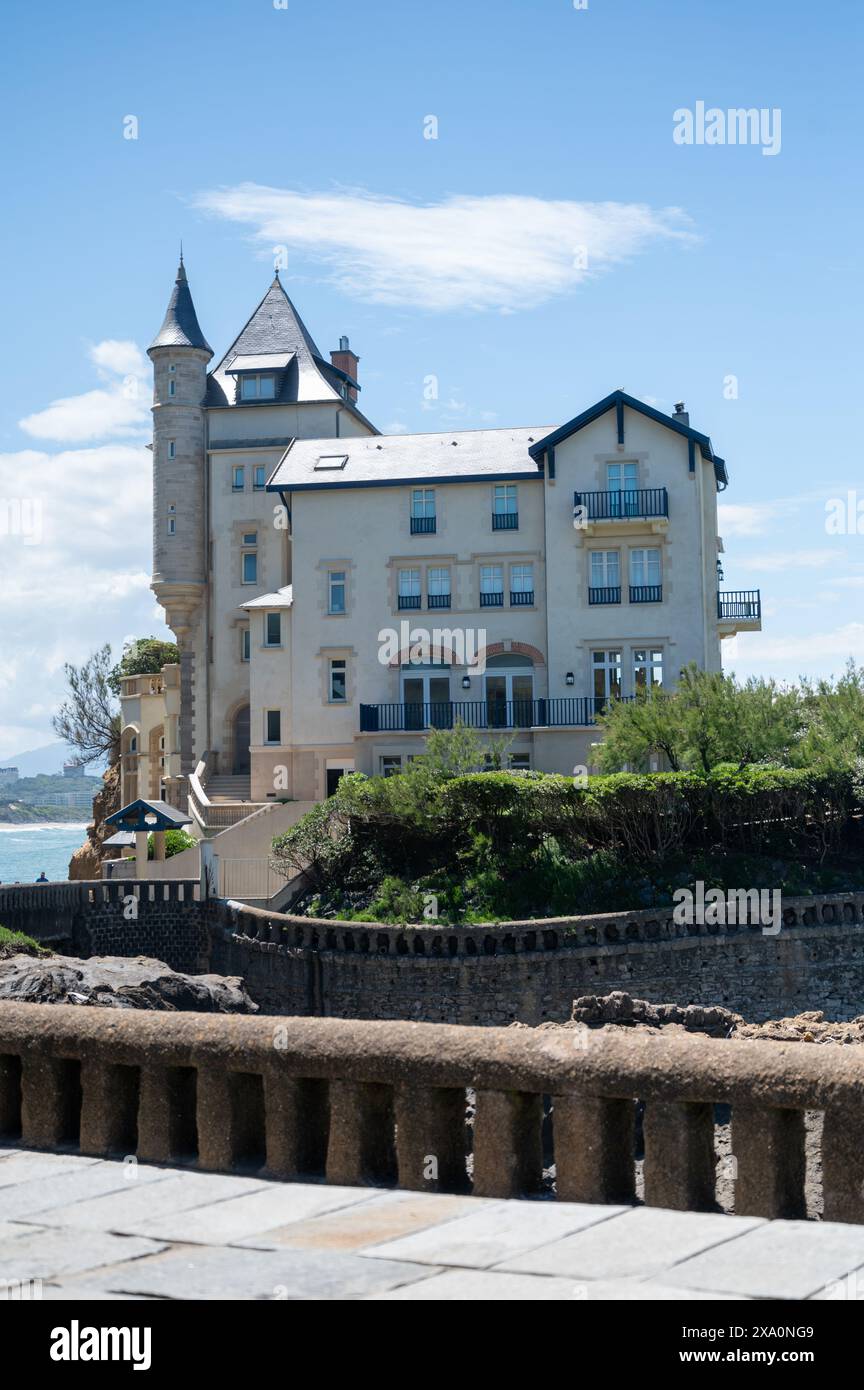 Case e strade della città turistica di Biarritz nelle giornate di sole, Paesi Baschi, Baia di Biscaglia dell'oceano Atlantico, Francia Foto Stock