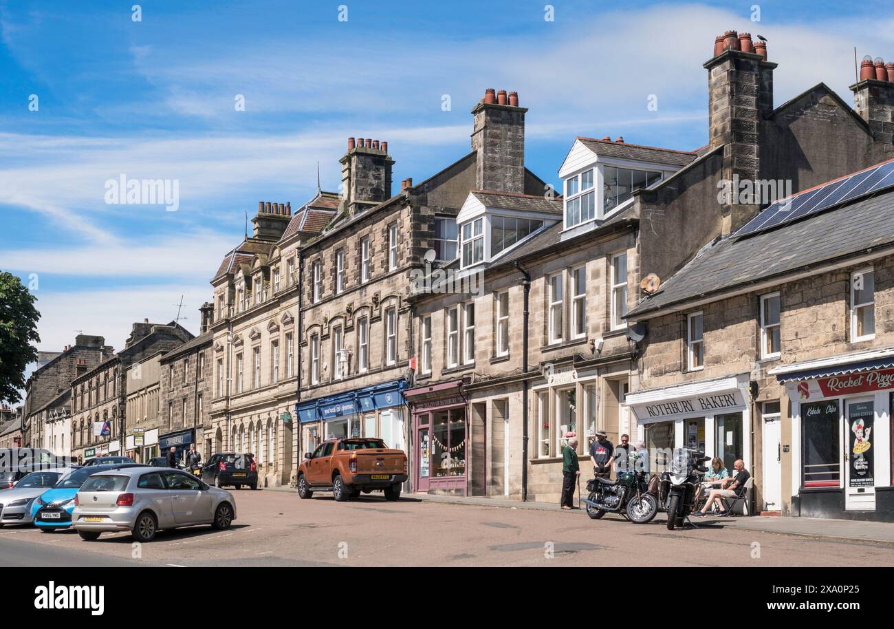 Persone sedute fuori da un caffè a Rothbury High Street, Northumberland, Inghilterra, Regno Unito Foto Stock