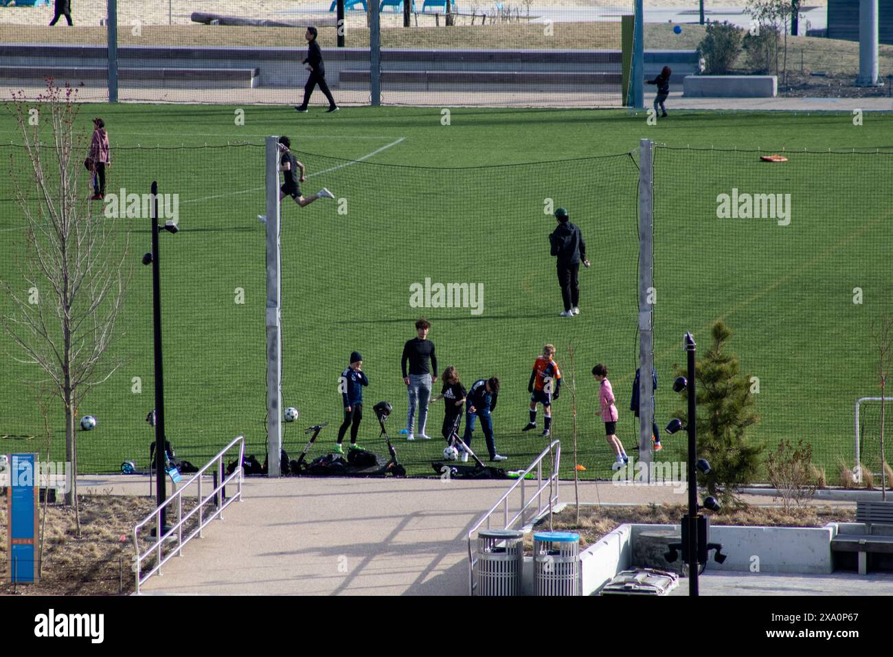 Un gruppo di individui impegnati in una partita di calcio su un campo di erba Foto Stock