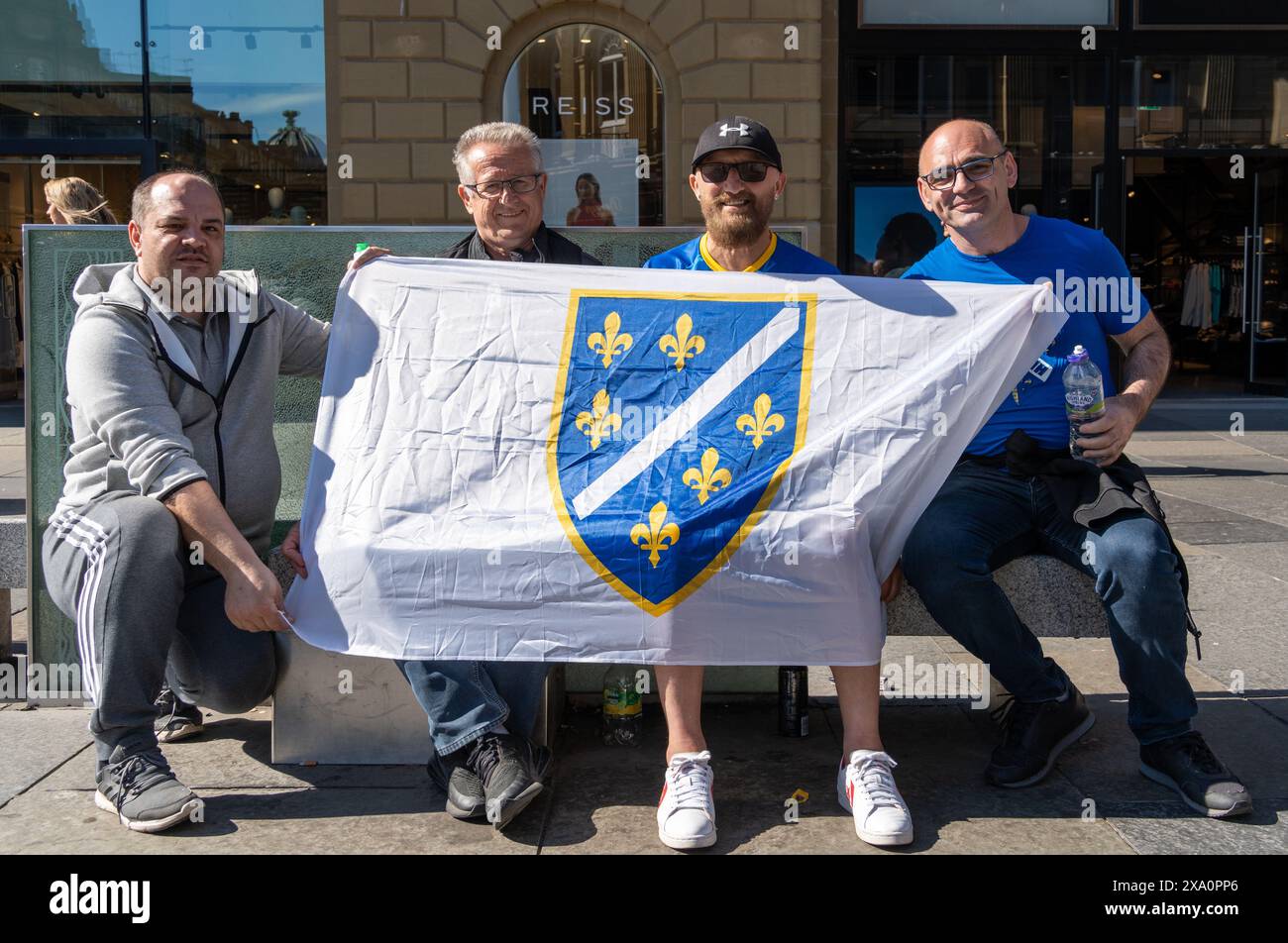 Newcastle upon Tyne, Regno Unito. 3 giugno 2024. Tifosi della Bosnia davanti all'amichevole Inghilterra contro Bosnia Mens International Football. Crediti: Hazel Plater/Alamy Live News Foto Stock