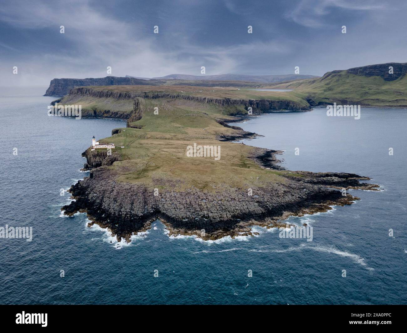 Vista aerea del faro di Neist Point dall'alto Foto Stock