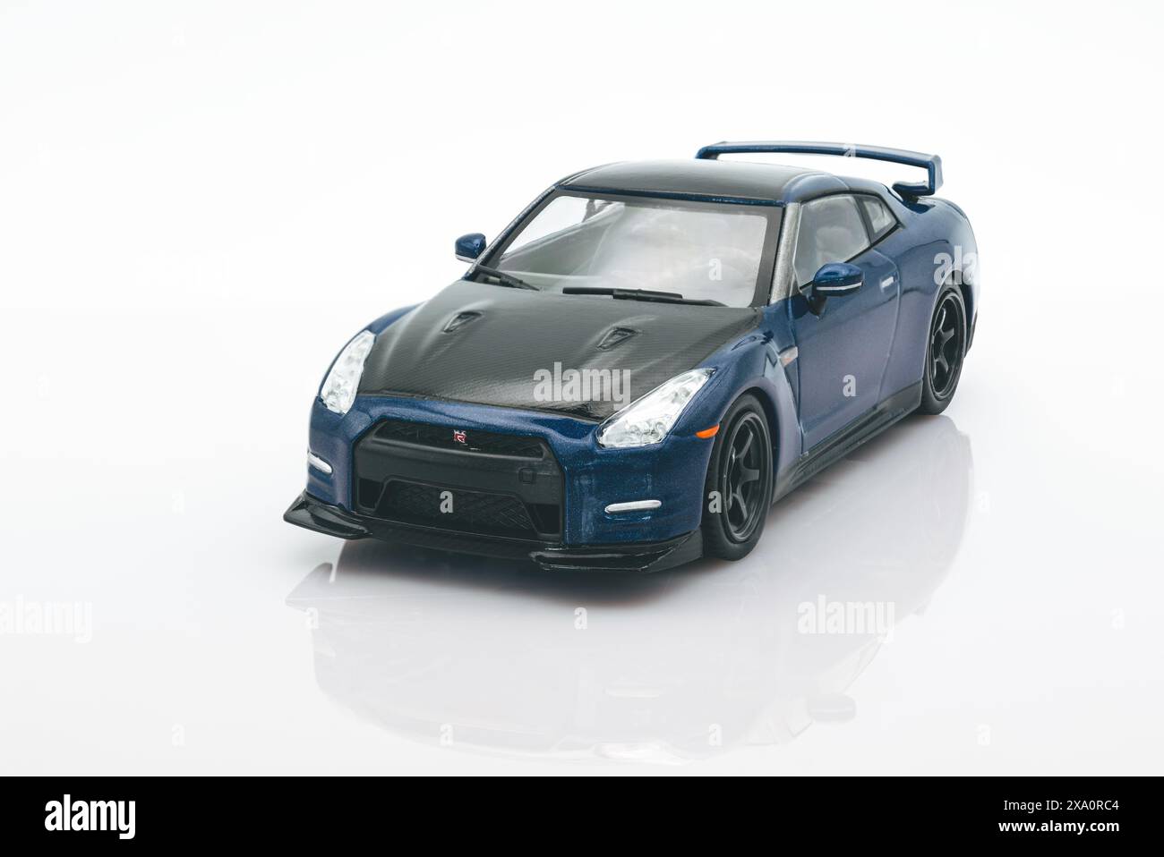 Fast&Furious Nissan GT-R R35 modello 1:43, vista frontale, sfondo bianco con riflesso Foto Stock