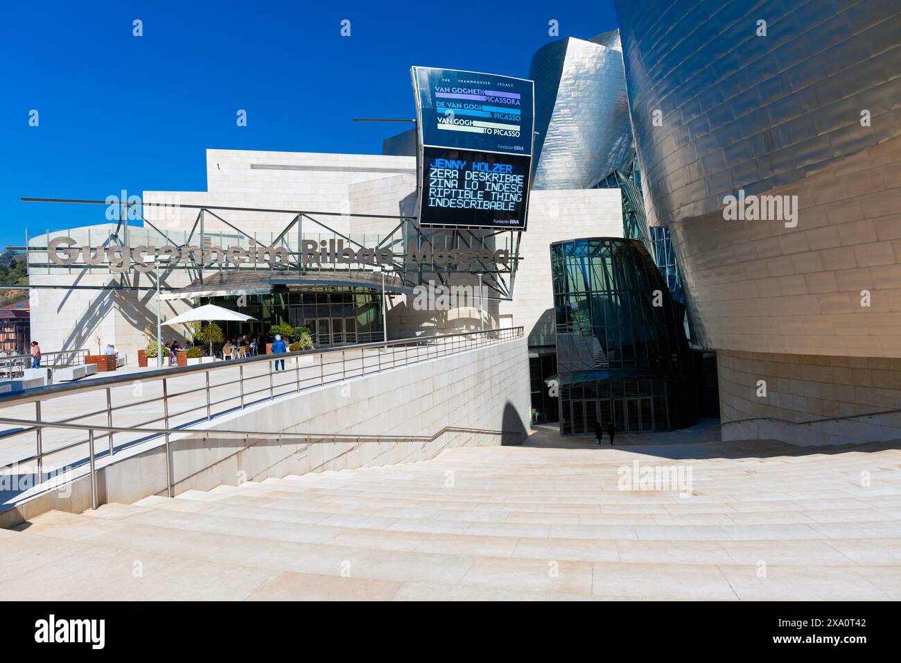 Europa, Spagna, Paesi Baschi, Bilbao, Museo Guggenheim Bilbao con ingresso e Bistró Foto Stock