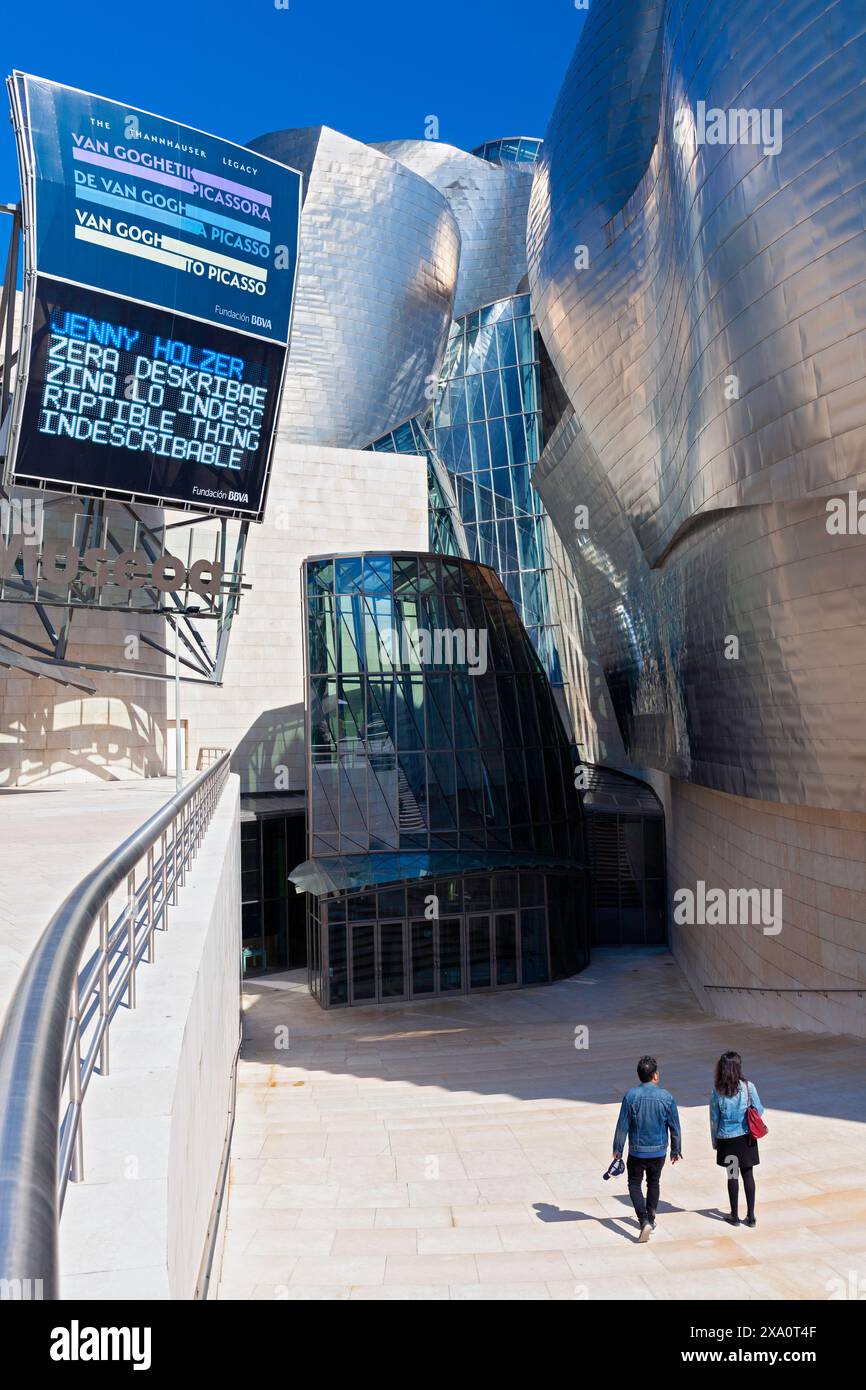 Europa, Spagna, Paesi Baschi, Bilbao, Museo Guggenheim Bilbao con ingresso principale Foto Stock