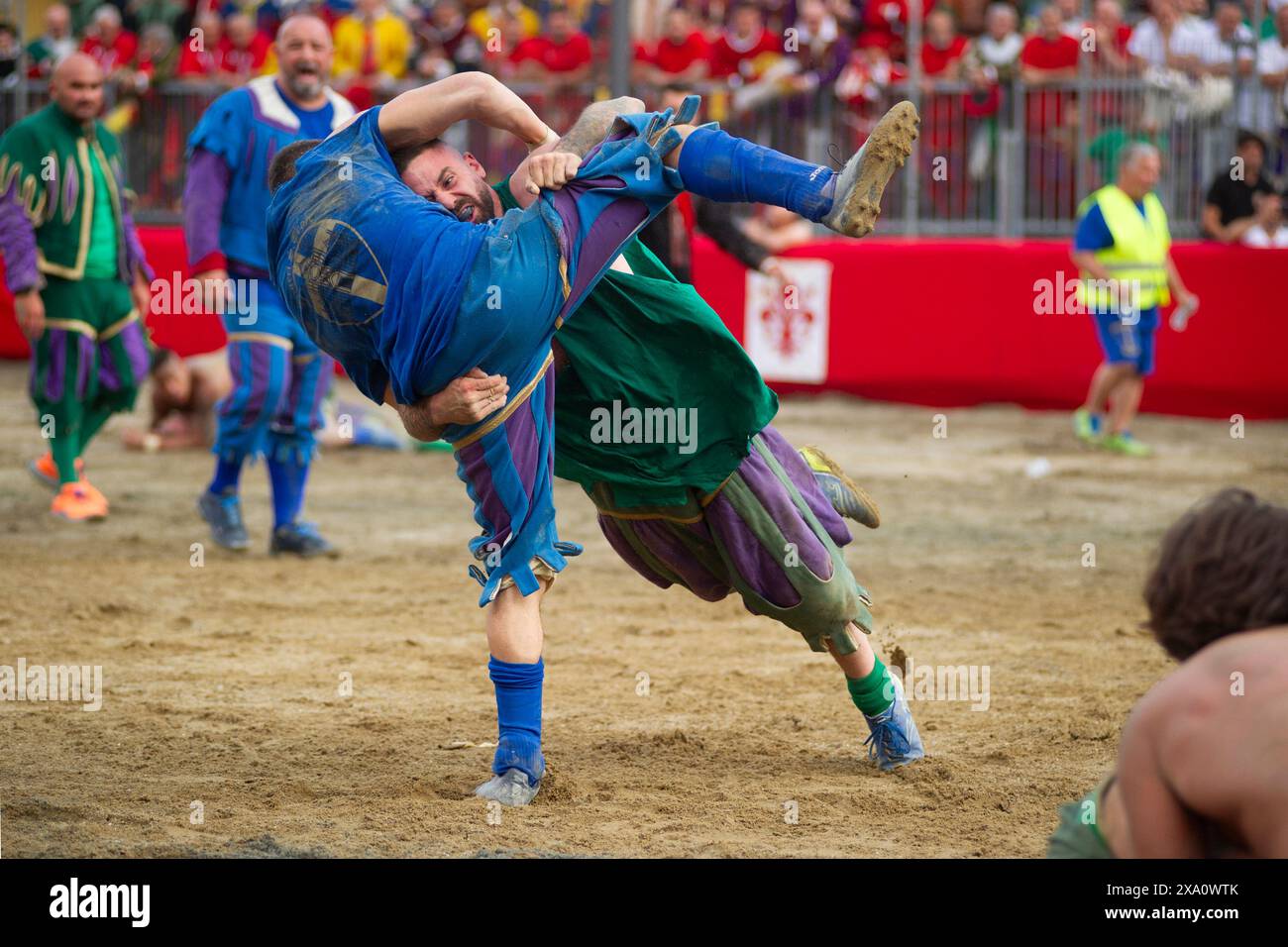 I giocatori si scontrano durante la semifinale tra le squadre Blues (Santa Croce) e Greens (San Giovanni - Duomo) del calcio storico Fiorentino di Firenze (Italia), piazza Santa Croce, 1 giugno 2024. Il calcio storico Fiorentino, noto anche come calcio in costume, è un gioco di squadra con un pallone dalle origini remote e oggi una delle più antiche tradizioni fiorentine. Il gioco è una sfida tra i quattro quartieri della città. Le partite si giocano in costumi del XVI secolo e ogni anno viene organizzato un torneo che coinvolge i quattro quartieri storici della città Foto Stock