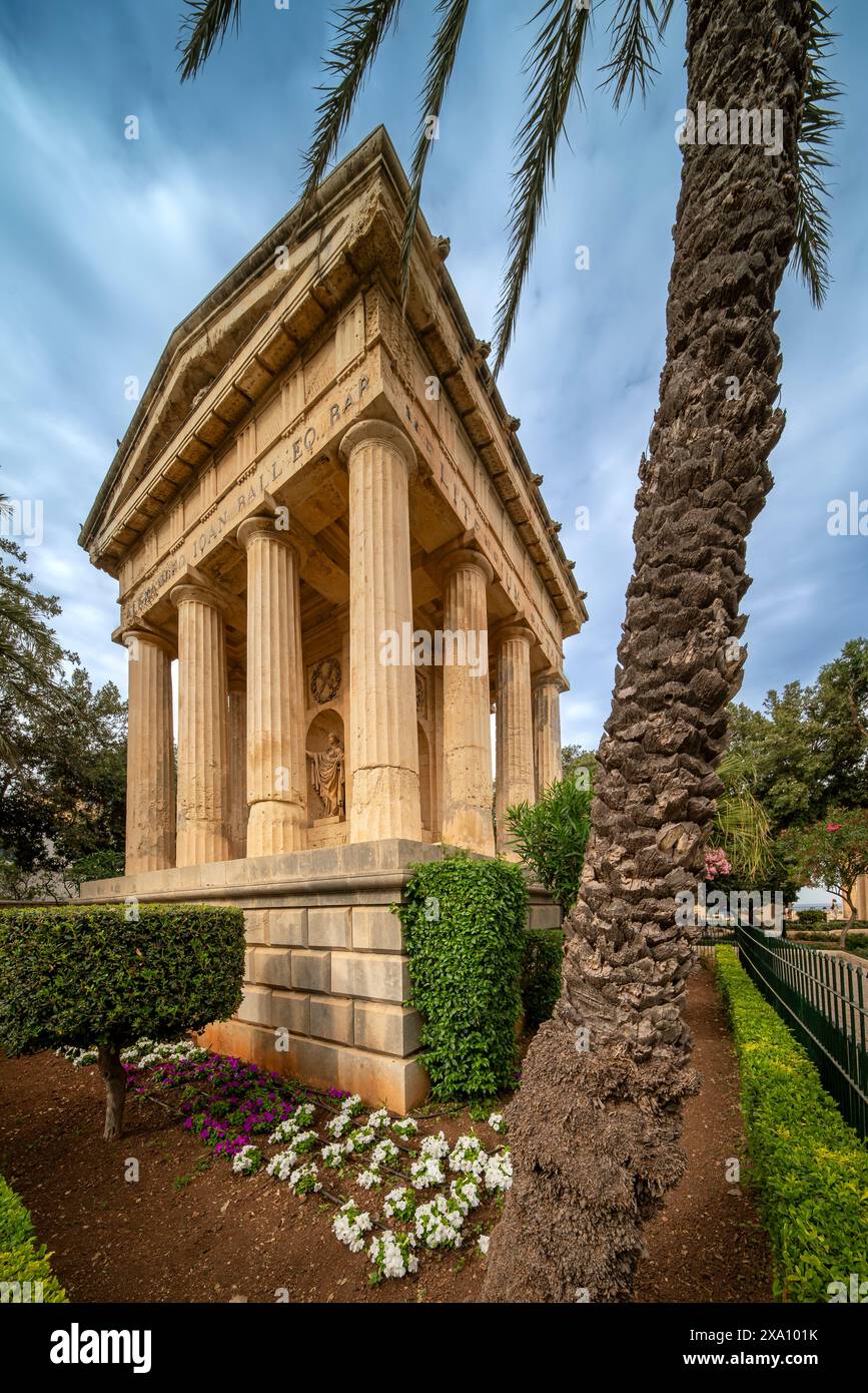 Il giardino pubblico di Barrakka inferiore e il monumento ad Alexander Ball nella città vecchia di la Valletta, capitale di Malta. Foto Stock