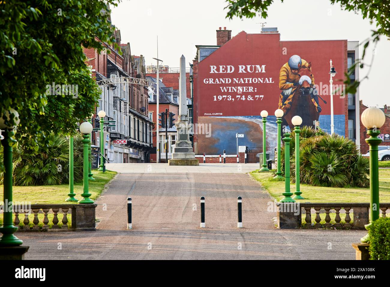 Southport, Sefton, Merseyside. Monumento in scialuppa di salvataggio sulla Promenade con murale sul Red Rum Foto Stock