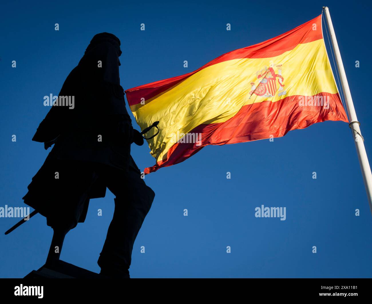 La statua dell'ammiraglio Blas de Lezo con la bandiera spagnola nella Plaza de Colon di Madrid, Spagna Foto Stock