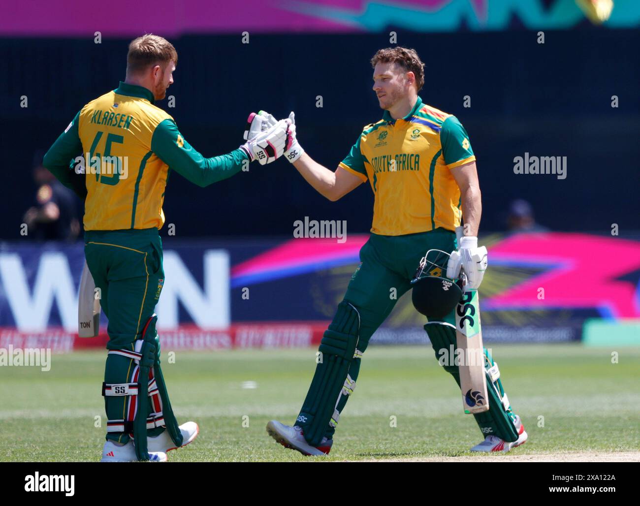 Eisenhower Park, Stati Uniti. 3 giugno 2024. Heinrich Klaasen e David Miller del Sudafrica festeggiano dopo la partita ICC T20 Men's T20 Cricket World Cup West Indies & USA 2024 tra Sri Lanka e Sudafrica al Nassau County International Cricket Stadium il 3 giugno 2024 a New York. I vincitori della Coppa del mondo T20 2024 dell'ICC maschile riceveranno il più alto importo nella storia del torneo. Foto di John Angelillo/UPI credito: UPI/Alamy Live News Foto Stock