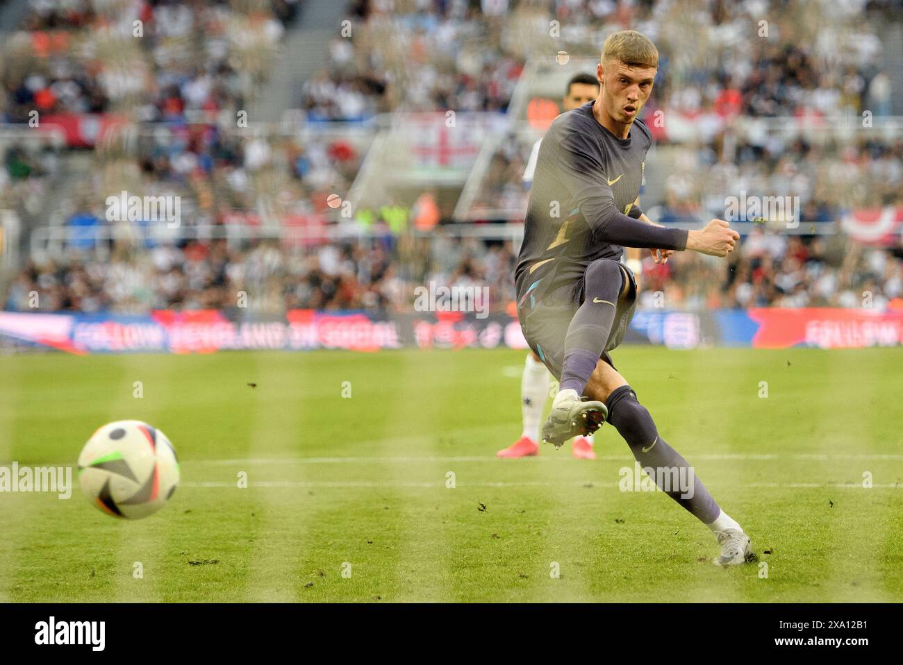 Newcastle upon Tyne, Regno Unito. 03 giu 2024 - Inghilterra contro Bosnia ed Erzegovina - Internazionale amichevole - St James' Park. Cole Palmer segna un rigore nel secondo tempo. Foto : Mark Pain / Alamy Live News Foto Stock Newcastle upon Tyne, Regno Unito. 03 giu 2024 - Inghilterra contro Bosnia ed Erzegovina - Internazionale amichevole - St James' Park. Cole Palmer segna un rigore nel secondo tempo. Foto : Mark Pain / Alamy Live News Foto Stock