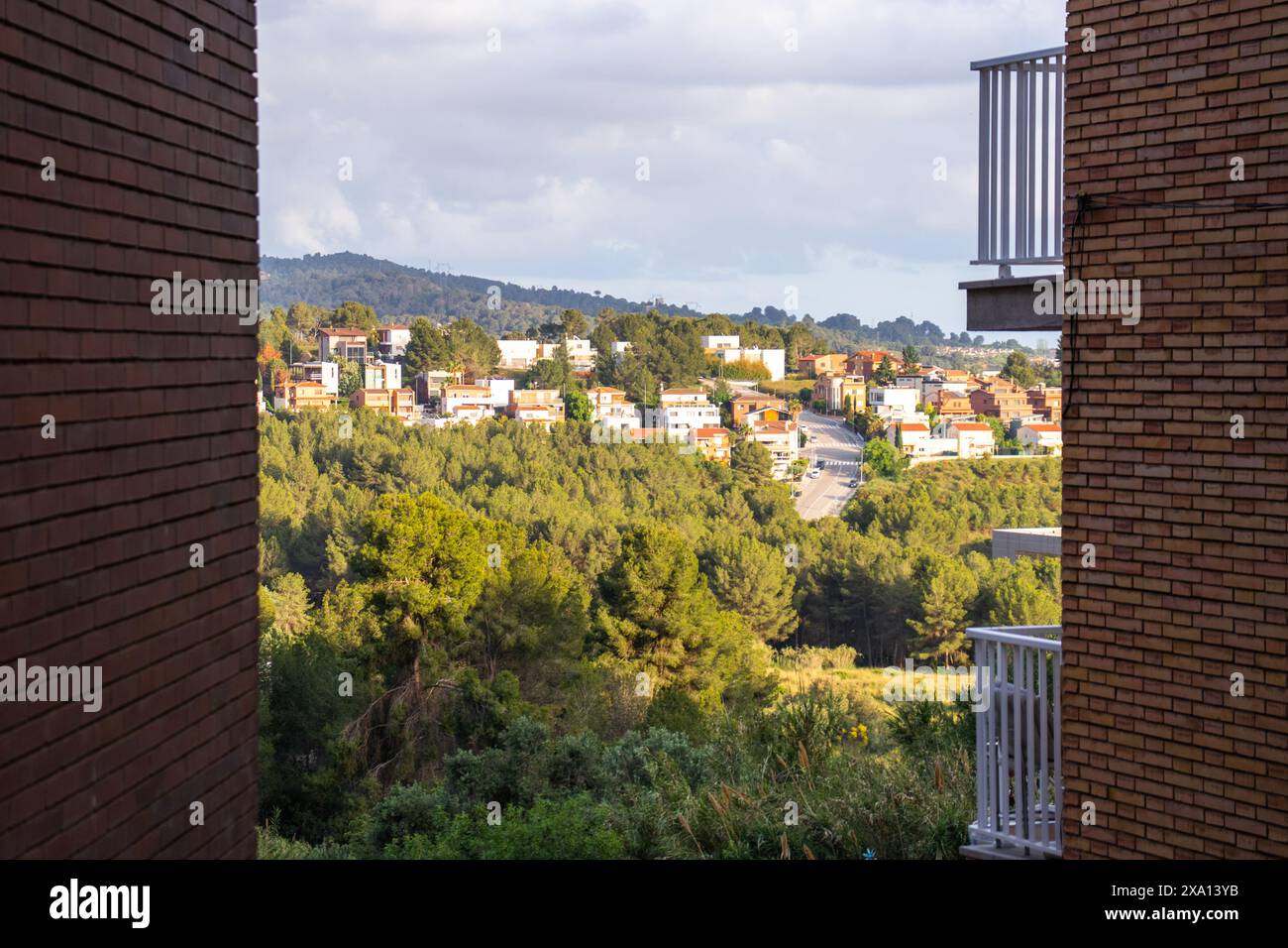 Splendida vista dell'ora del tramonto a El Papiol, Spagna, strade, natura ed edifici Foto Stock