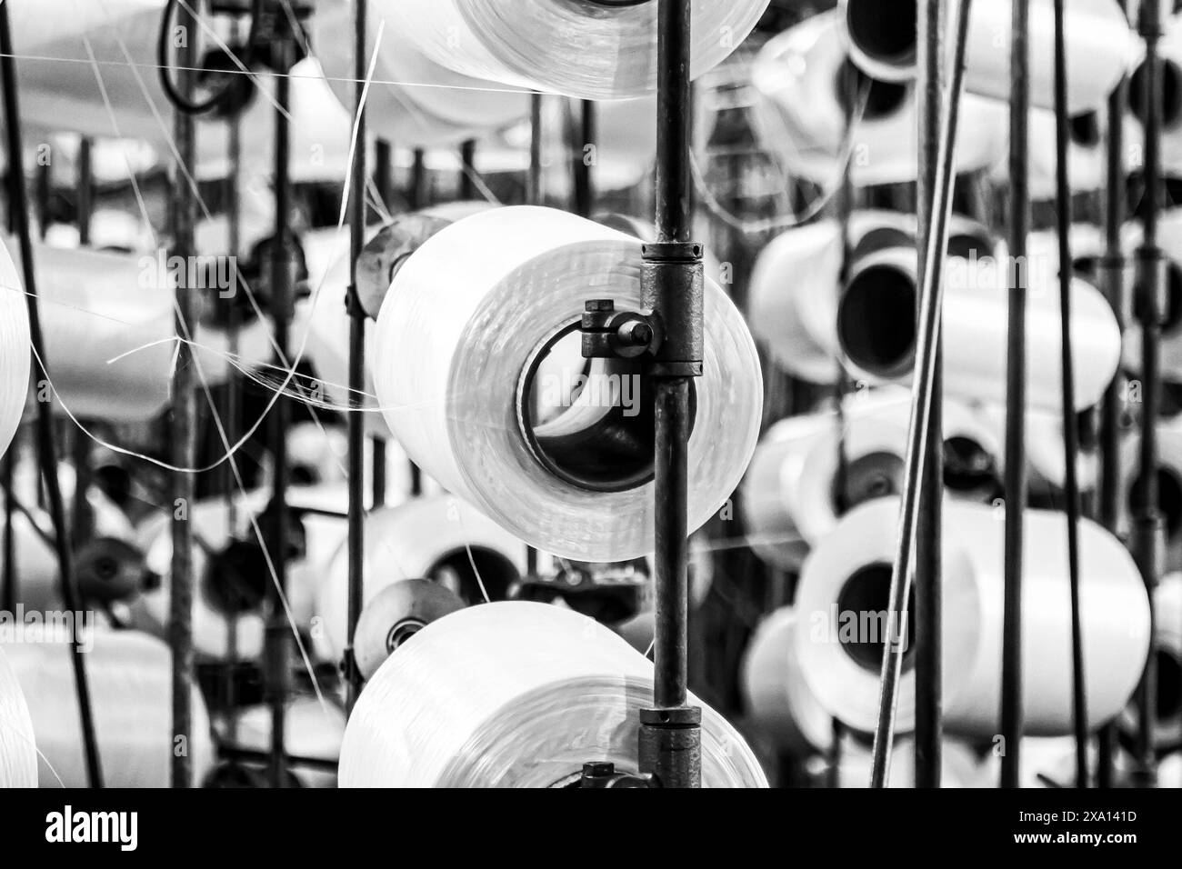 Il filato bianco si arrotola con macchie nere sul filo Foto Stock