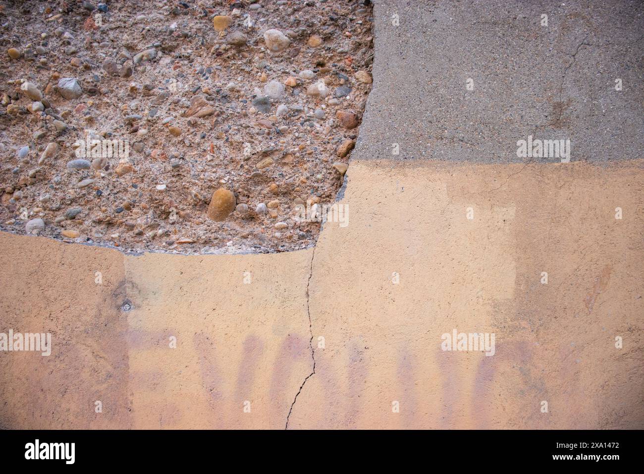 Foto ravvicinata di un muro testurizzato a motivi geometrici sulla facciata di un edificio storico a El Papiol, Spagna Foto Stock