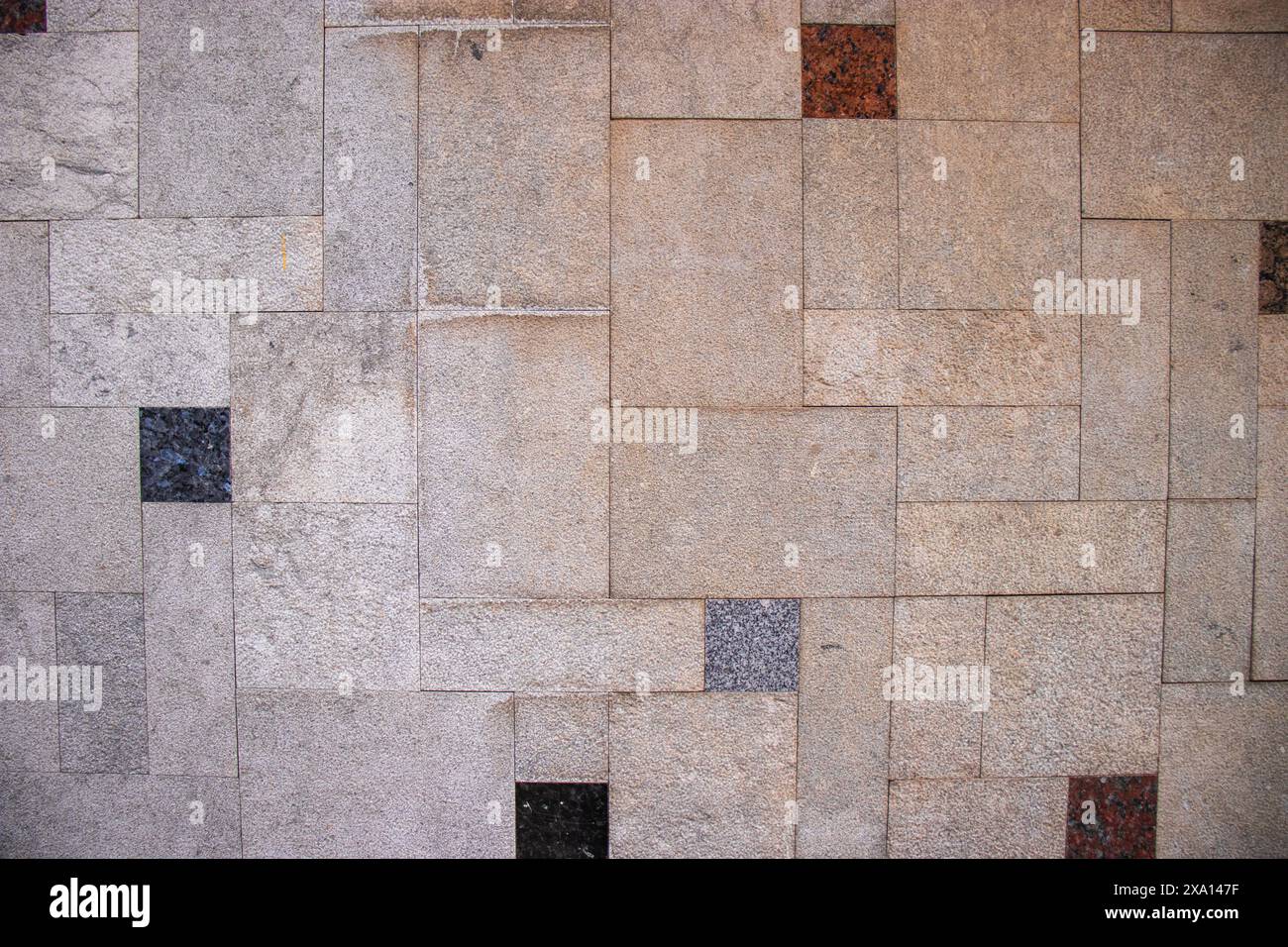 Foto ravvicinata di un muro testurizzato a motivi geometrici sulla facciata di un edificio storico a El Papiol, Spagna Foto Stock