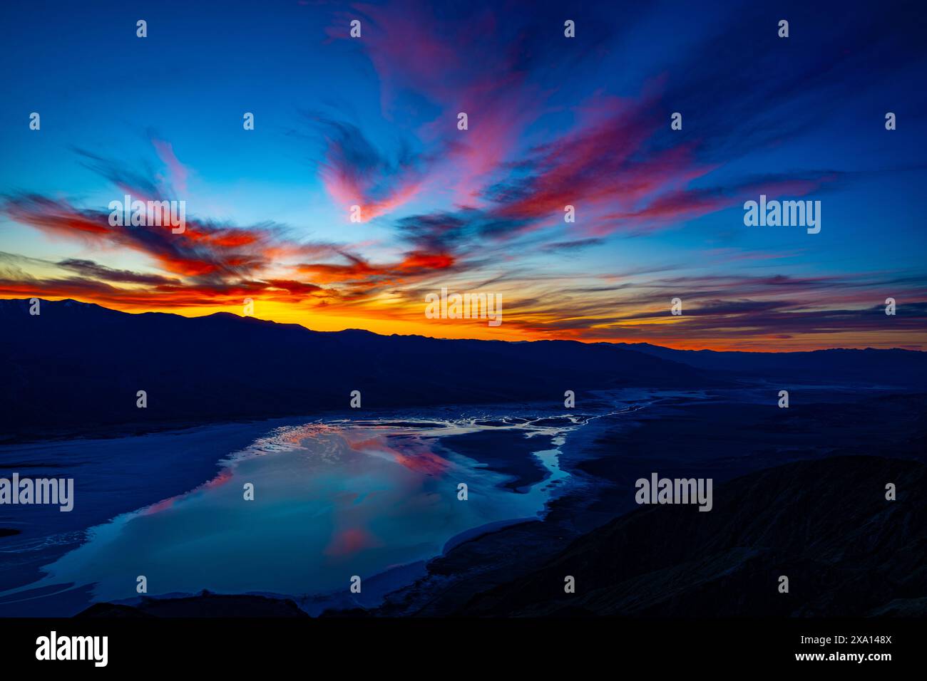 Una vista panoramica del bellissimo tramonto al Parco Nazionale della Valle della morte visto da Dante's View Point Foto Stock
