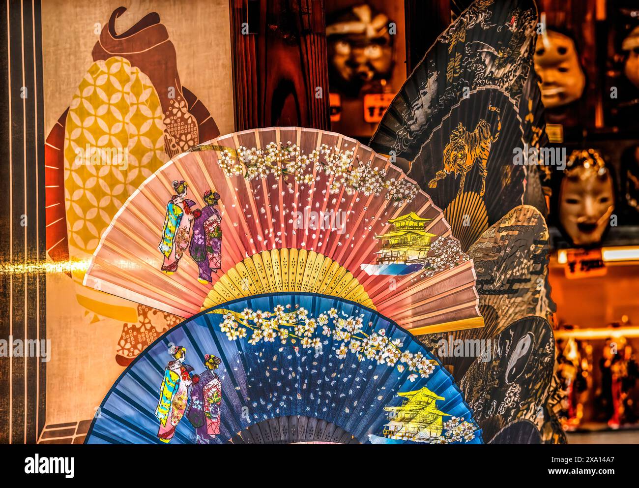 Colorato negozio di souvenir dei fan giapponesi Heian Shinto Shrine Kyoto Giappone. Foto Stock