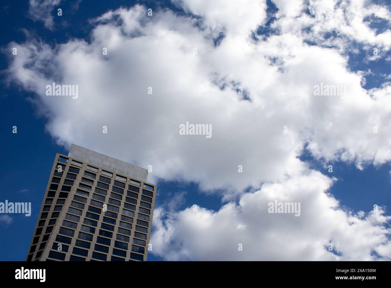 Edifici in cima all'orologio sotto il cielo e le nuvole Foto Stock