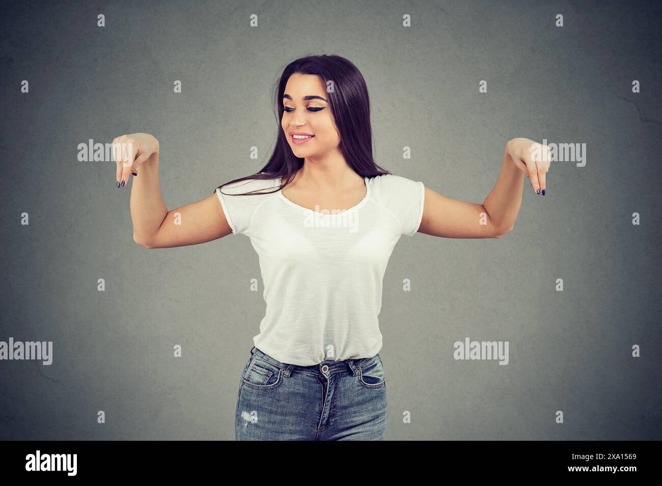 una donna sorridente e carina pesa tutti i pro e i contro quando prende una decisione Foto Stock una donna sorridente e carina pesa tutti i pro e i contro quando prende una decisione Foto Stock