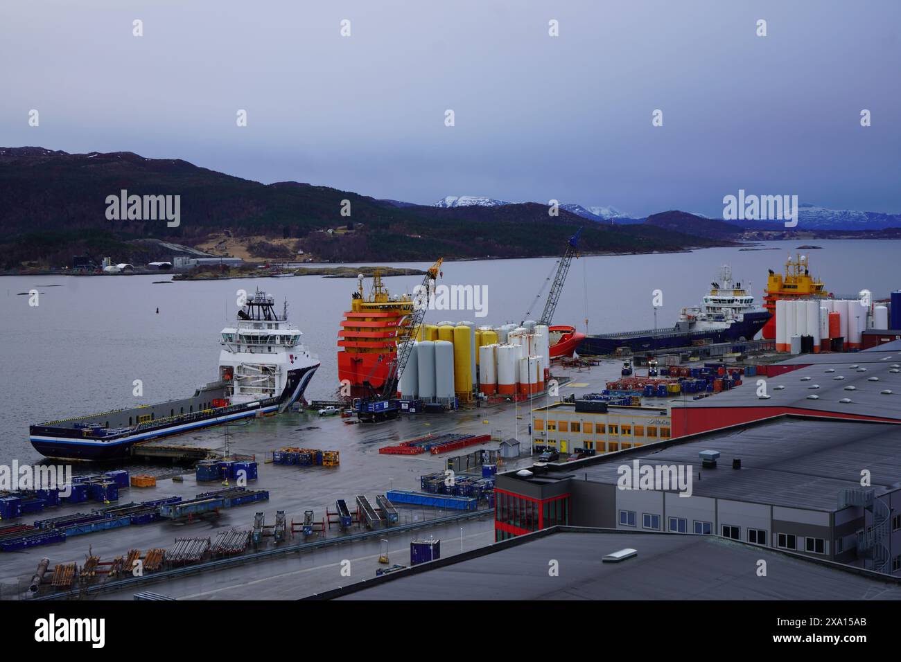 Ha attraccato navi di rifornimento presso la base logistica petrolifera Vestbase a Kristiansund, Norvegia. Foto Stock