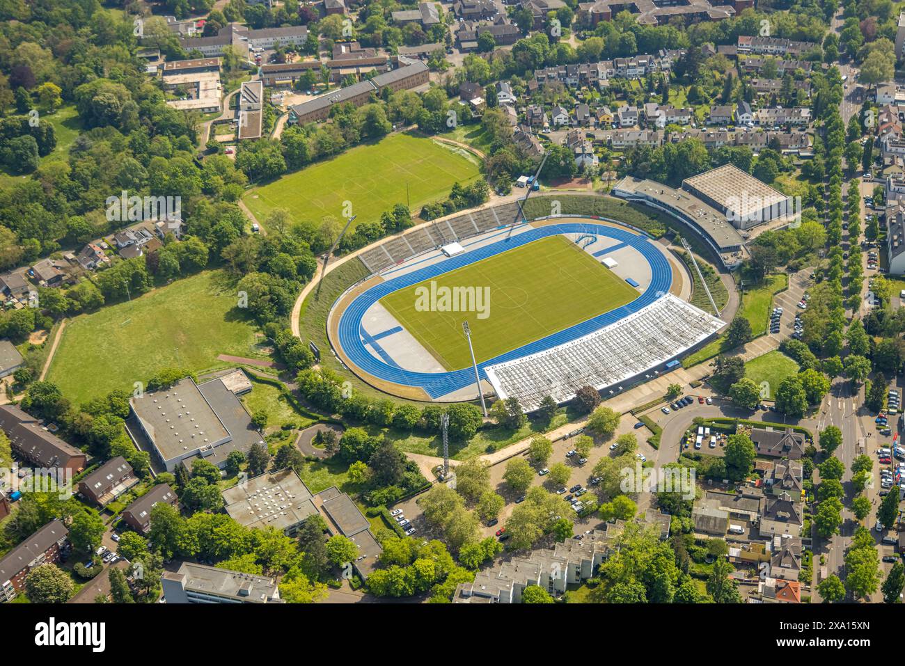 Vista aerea, Sportpark Nord, stadio Bonner SC con pista da corsa blu, pista in plastica tartan e campo da calcio verde, stand per spettatori, piscina o Foto Stock