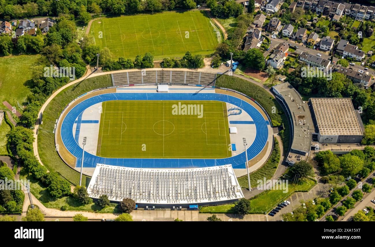 Vista aerea, Sportpark Nord, stadio Bonner SC con pista da corsa blu, pista in plastica tartan e campo da calcio verde, stand per spettatori, piscina di Foto Stock