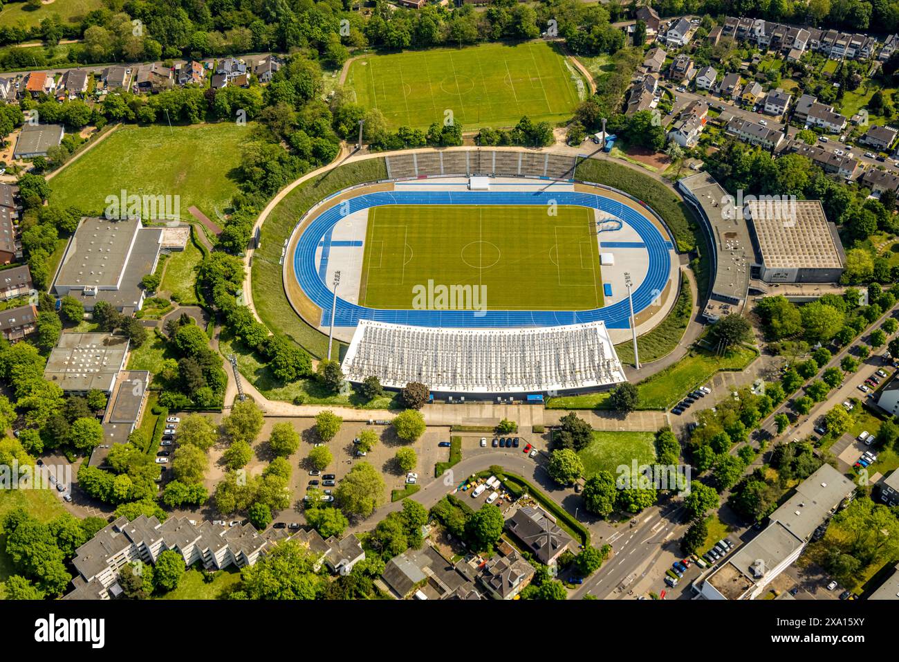 Vista aerea, Sportpark Nord, stadio Bonner SC con pista da corsa blu, pista in plastica tartan e campo da calcio verde, stand per spettatori, piscina di Foto Stock
