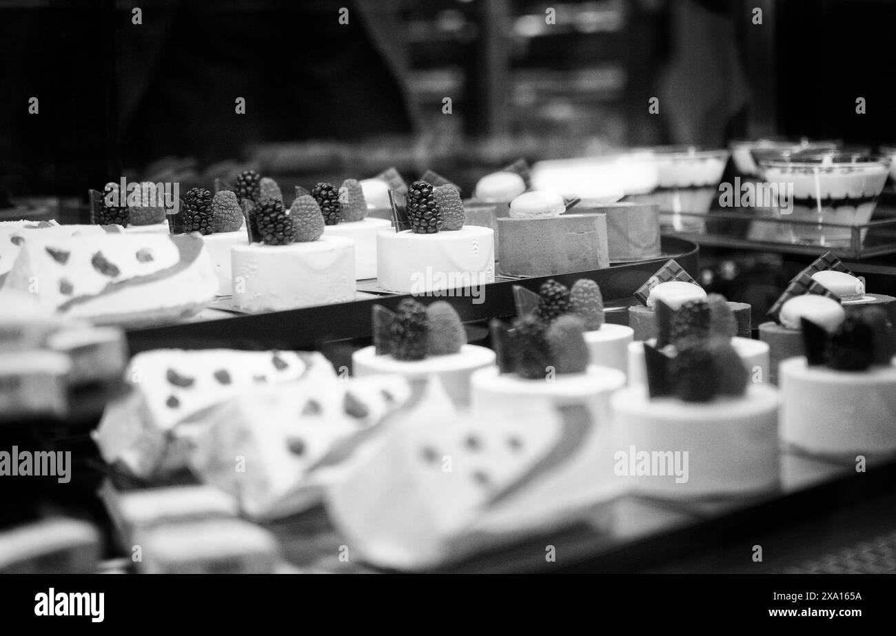 Un primo piano di vari dolci e dolci esposti sugli scaffali di una panetteria Foto Stock