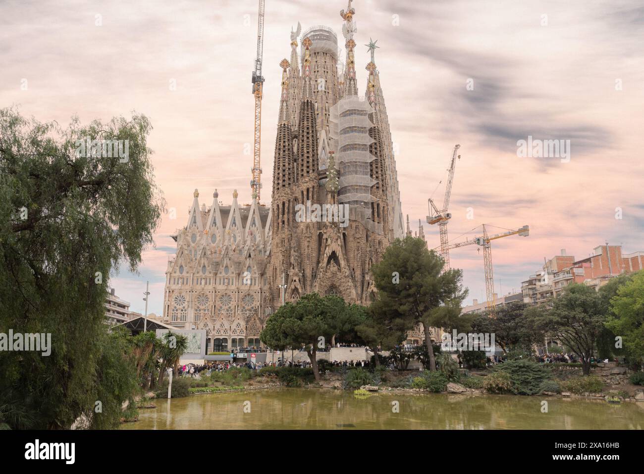 L'iconica cattedrale della Sagrada Familia a Barcellona, Spagna, con intricati dettagli architettonici Foto Stock