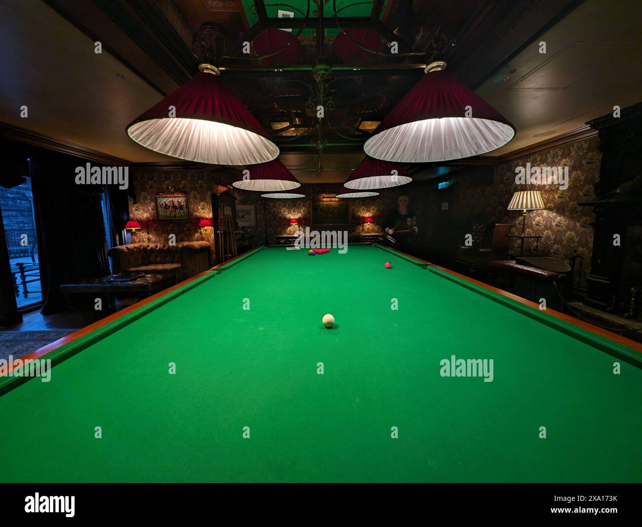 Un'immagine grandangolare di un tavolo da biliardo in una sala biliardo. Foto Stock