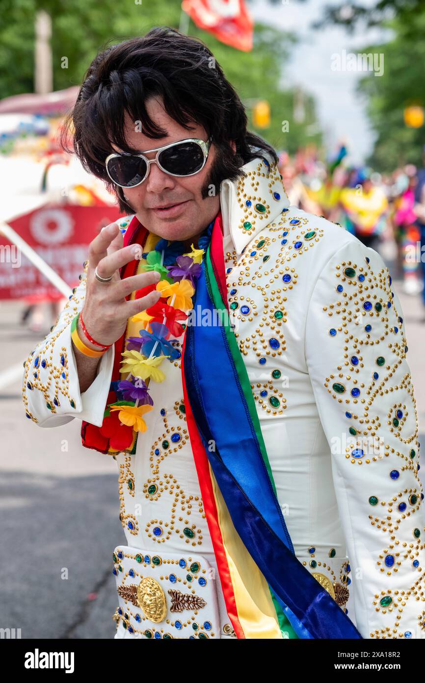 L'impersonatore di Elvis Presley ha posato un ritratto in costume bianco con i colori LGBTQ+, Pride Parade London, Ontario, Canada Foto Stock