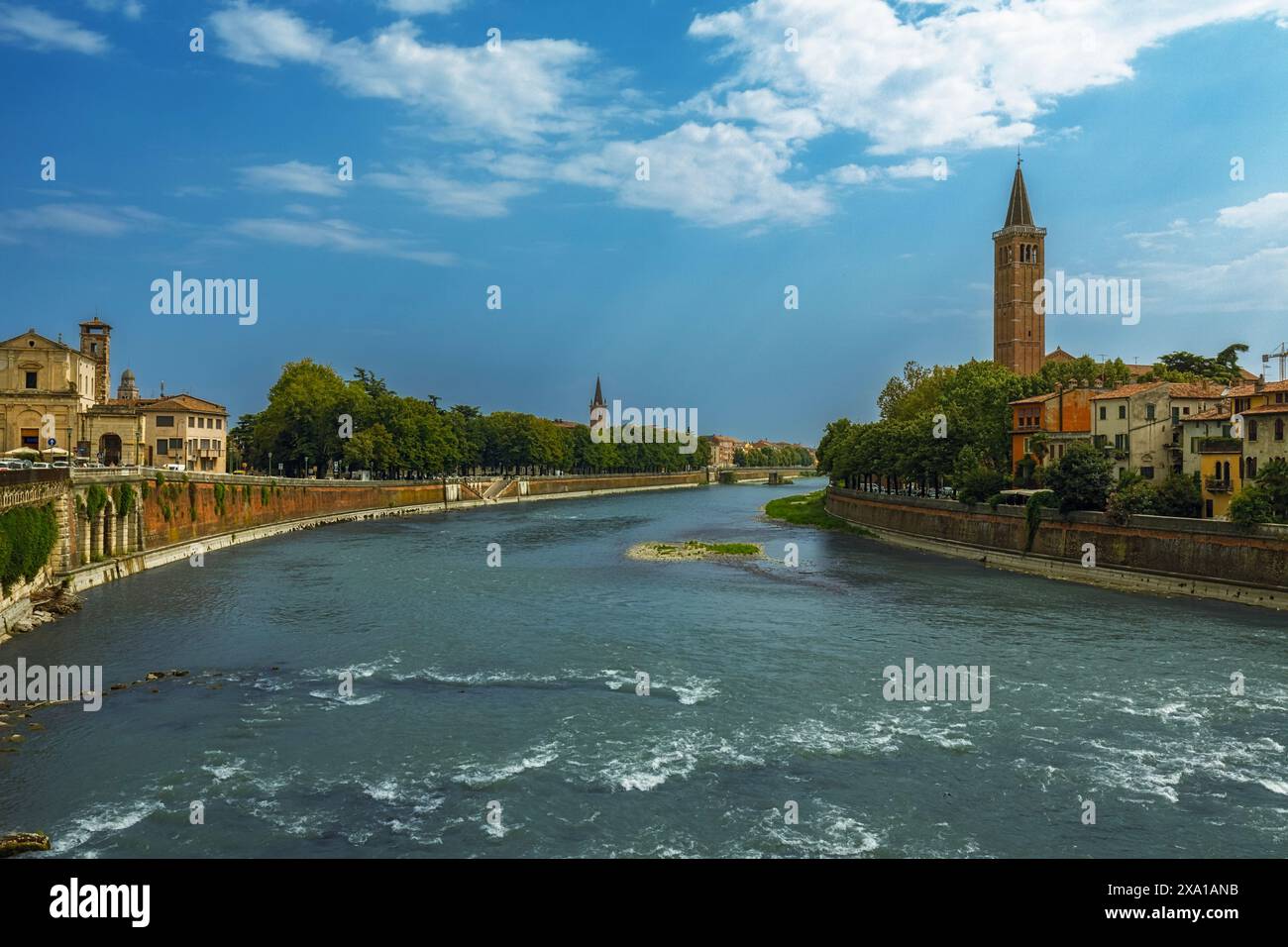 Il fiume fiancheggiato da edifici storici a Verona, Italia Foto Stock