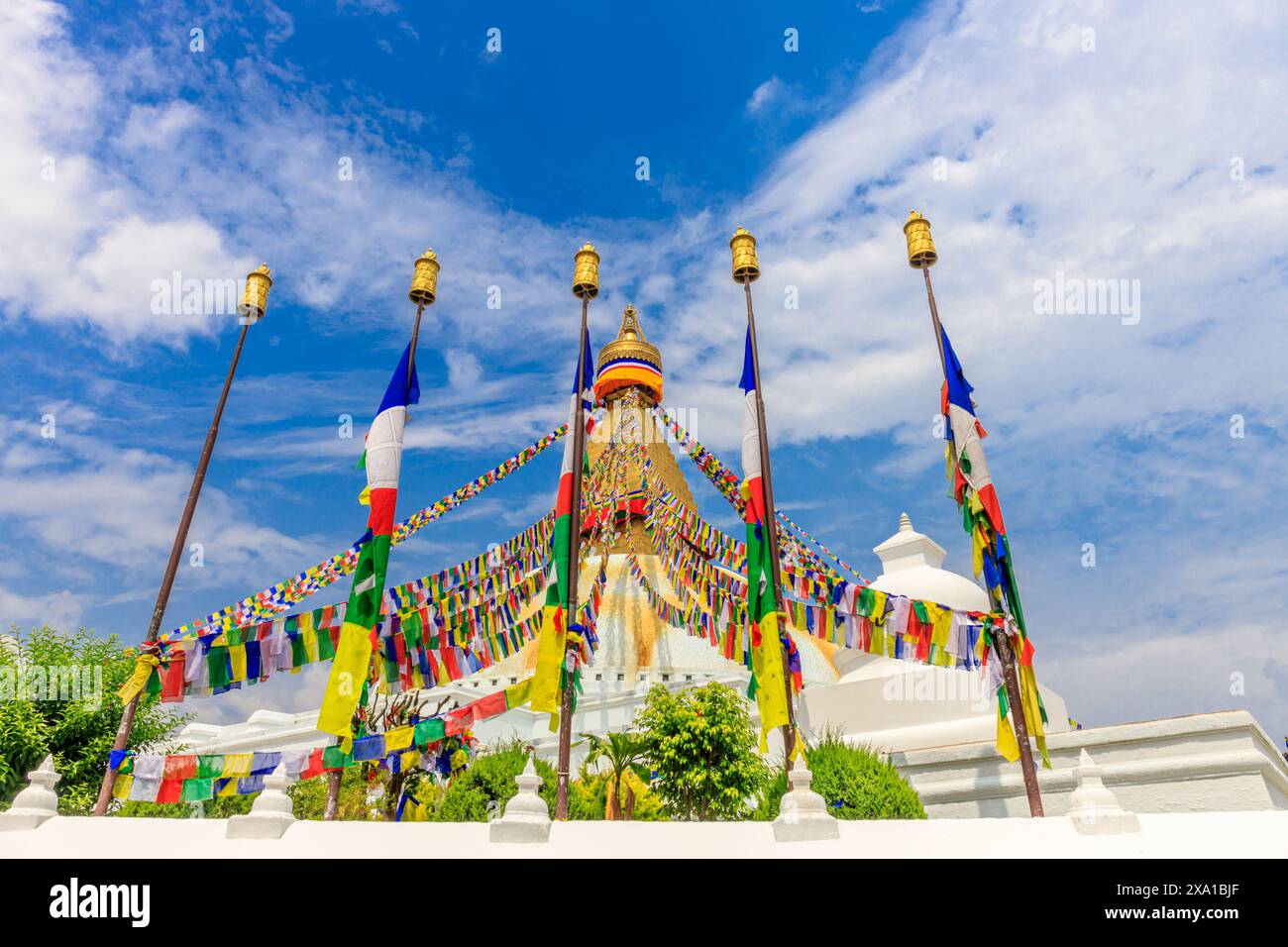 Stupa con occhi di Buddha in Nepal. Edificio religioso della pagoda buddhista nelle alte montagne dell'Himalaya e capitale di Kathmandu. Luogo sacro buddista Foto Stock