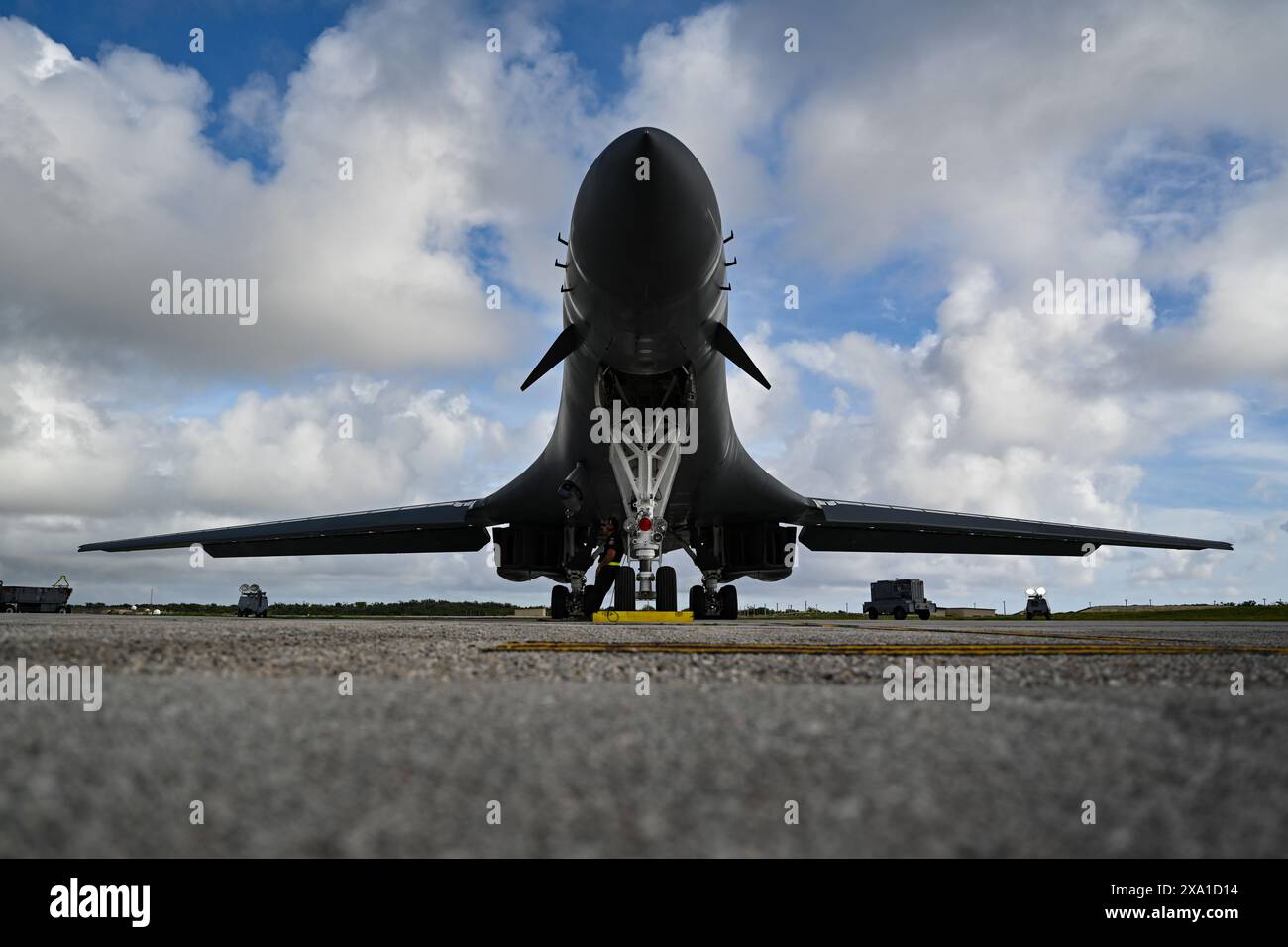 Yigo, Stati Uniti. 31 maggio 2024. Un bombardiere strategico supersonico stealth B-1B Lancer della U.S. Air Force, assegnato al 37th Expeditionary Bomb Squadron, sulla rampa di accesso alla Andersen Air Force base, il 31 maggio 2024, a Yigo, Guam. Credito: SSgt. Jake Jacobsen/Stati Uniti Air Force Photo/Alamy Live News Foto Stock