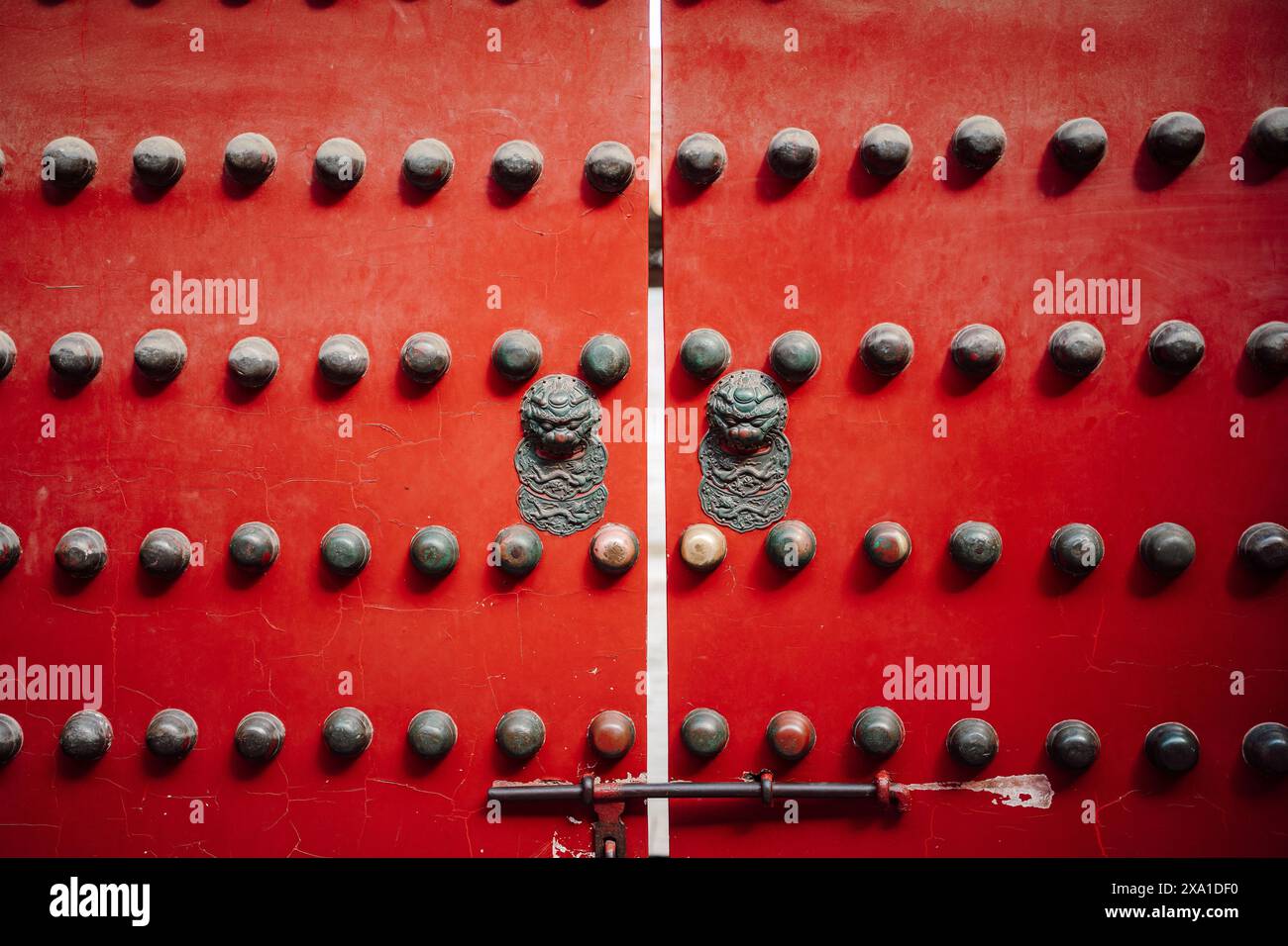 Una porta adornata con vari elementi metallici. Foto Stock